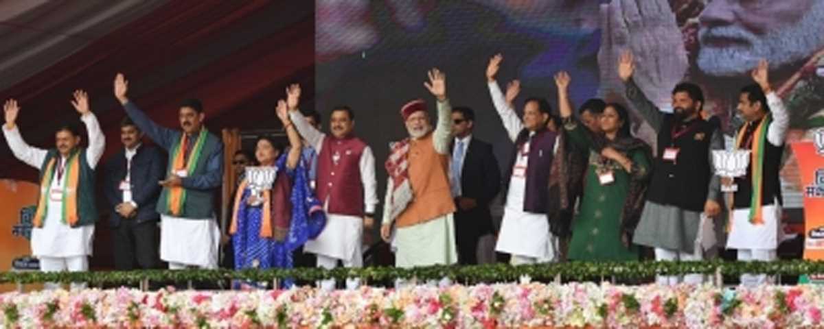 मोदी ने हिमाचल में राजनीतिक निष्ठा न प्रदर्शित करने वाली टोपी पहनने का ट्रेंड किया सेट